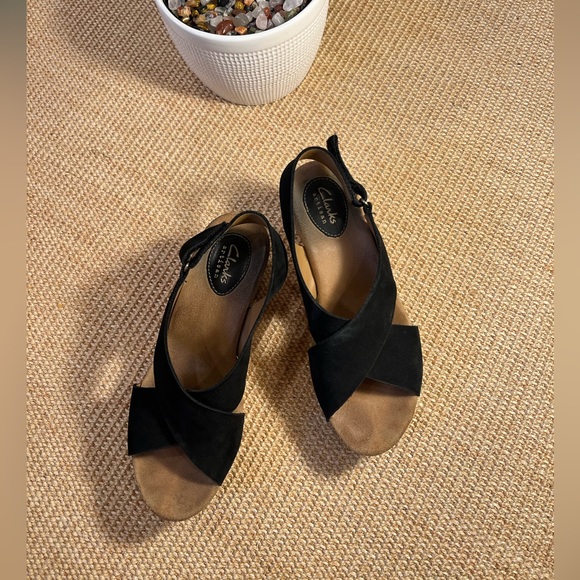 Black, suede Clark’s artisan sandles - Picture 4 of 6